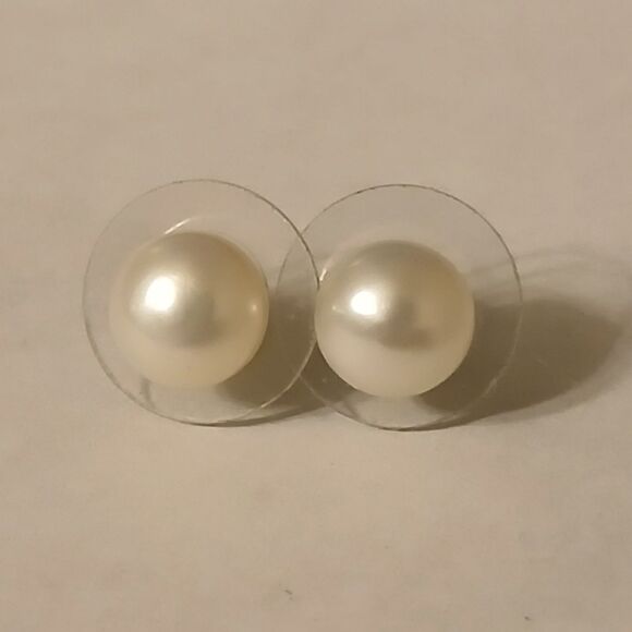 Women's White Bead Stud Minimalist Elegant Earrings - Picture 1 of 7